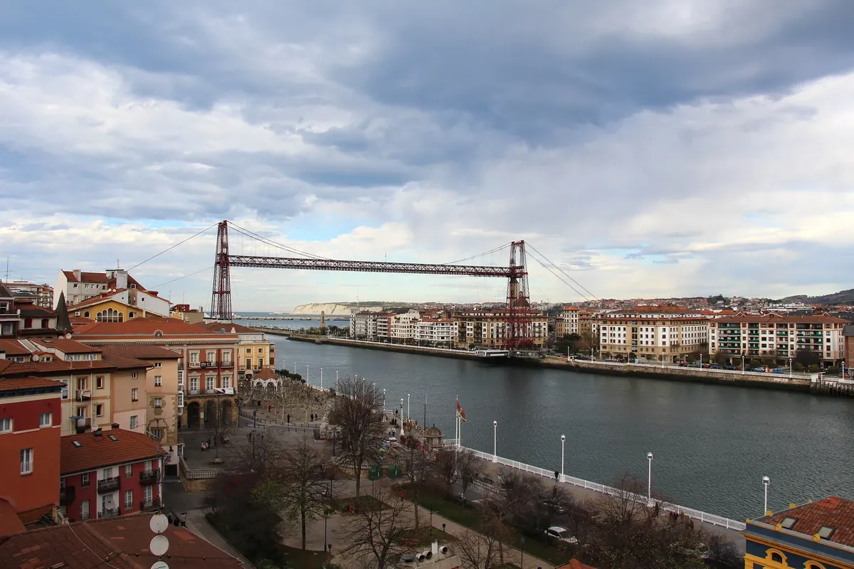 Vista de Portugalete desde lo alto, con el paseo junto a la ría y el Puente Bizkaia
